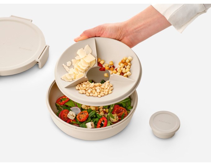 Runde BRABANTIA Lunchschüssel Make & Take in Soft Beige aus Kunststoff mit flachem Deckel und Klickverschluss, Fassungsvermögen 1.3 Liter.