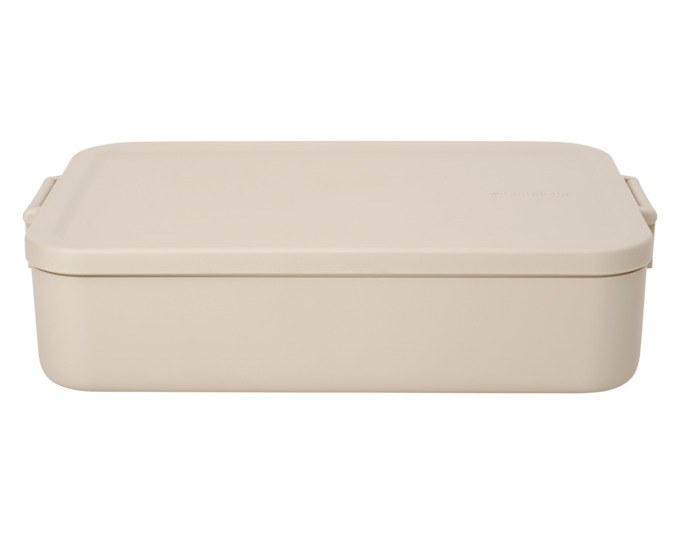 Foto einer BRABANTIA Bento-Lunchbox in Soft beige aus Kunststoff mit zwei getrennten Fächern, Trennwand und Klippverschluss-Deckel.