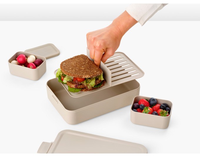 Foto einer BRABANTIA Bento-Lunchbox in Soft beige aus Kunststoff mit zwei getrennten Fächern, Trennwand und Klippverschluss-Deckel.