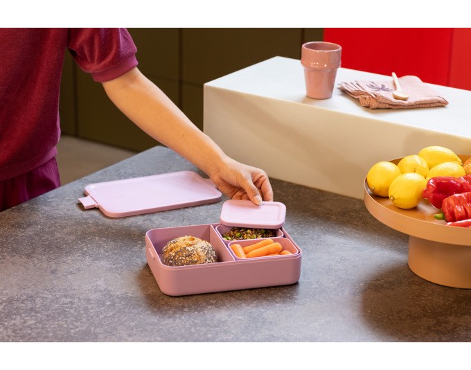 Lilac pink Lunchbox Bento Make & Take von BRABANTIA aus Kunststoff mit zwei Fächern, Trennwand und Klippverschluss-Deckel, Ansicht von oben.