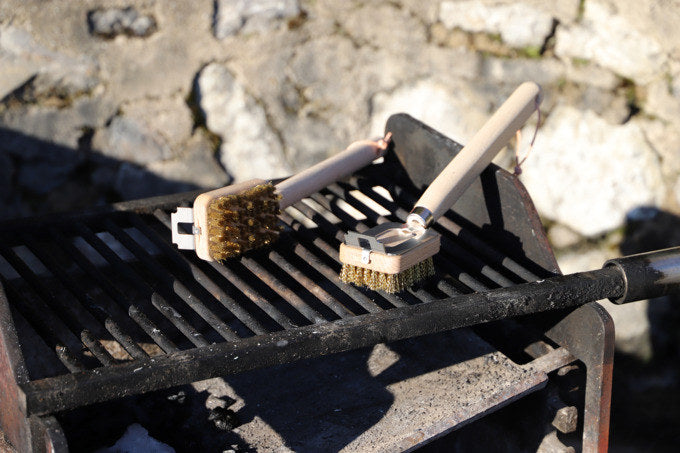 EBNAT Grillbürste mit Kratzer Klicksystem 33 cm in Natur, Braun, Messing, Gold präsentiert im Onlineshop von KAQTU Design AG. Grillbürsten ist von EBNAT