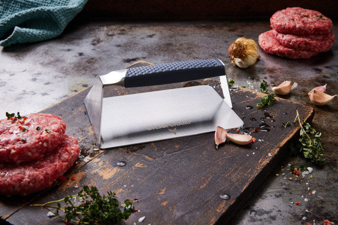 STEAK CHAMP Burgerpresse XXL mit Kunststoffgriff in Silber, Schwarz präsentiert im Onlineshop von KAQTU Design AG. Presse ist von STEAK CHAMP