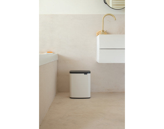 BRABANTIA Abfallbehälter Bo soft beige 12 l in Soft beige, Weiss präsentiert im Onlineshop von KAQTU Design AG. Mülleimer ist von BRABANTIA
