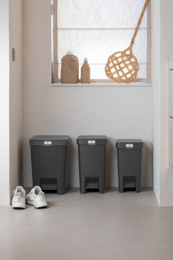 BRABANTIA Treteimer StepUp dark grey 10 l in Dark grey, Grau präsentiert im Onlineshop von KAQTU Design AG. Treteimer ist von BRABANTIA
