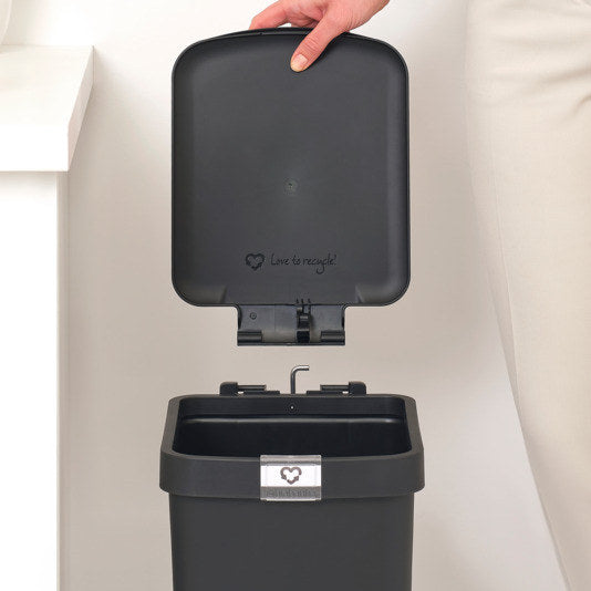BRABANTIA Treteimer StepUp dark grey 16 l in Dark grey, Grau präsentiert im Onlineshop von KAQTU Design AG. Treteimer ist von BRABANTIA