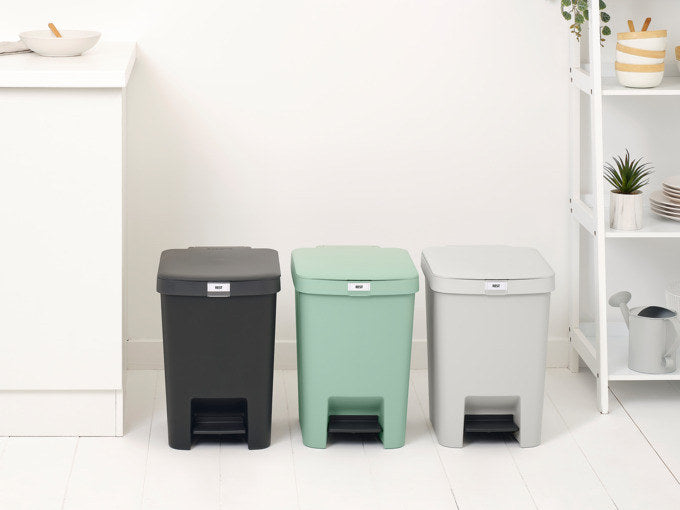 BRABANTIA Treteimer StepUp dark grey 25 l in Dark grey, Grau präsentiert im Onlineshop von KAQTU Design AG. Treteimer ist von BRABANTIA