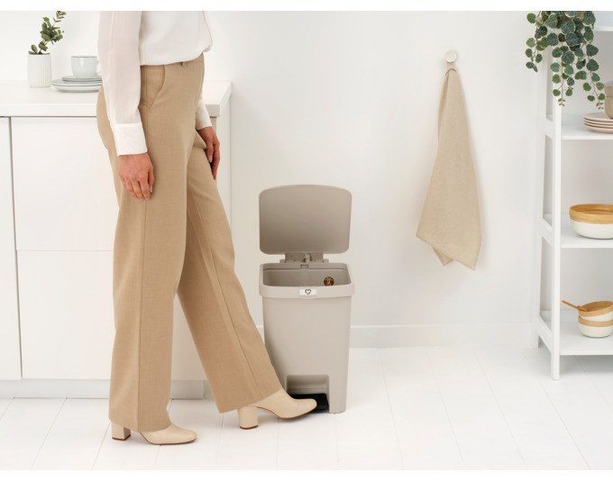 Beiger Treteimer BRABANTIA StepUp mit 25 Litern Fassungsvermögen, vertikalem Design, stabilen Standfüssen und Soft-Closing-Deckel aus recyceltem Kunststoff.