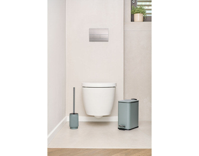 ZELLER WC-Bürstengarnitur Stripes grün ø 9.2x41.6 cm in Grün präsentiert im Onlineshop von KAQTU Design AG. Toilettenbürste ist von ZELLER PRESENT
