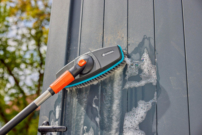 GARDENA Cleansystem Stielbürste soft in Schwarz, Türkis, Blau, Orange präsentiert im Onlineshop von KAQTU Design AG. Bewässerung ist von GARDENA