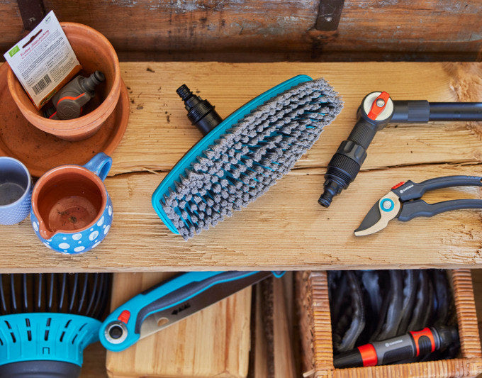 GARDENA Cleansystem Stielbürste soft in Schwarz, Türkis, Blau, Orange präsentiert im Onlineshop von KAQTU Design AG. Bewässerung ist von GARDENA