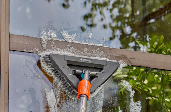 GARDENA Cleansystem Stielbürste soft flex in Schwarz, Türkis, Blau präsentiert im Onlineshop von KAQTU Design AG. Bewässerung ist von GARDENA