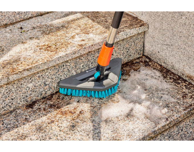 GARDENA Cleansystem Stielbürste hard flex in Schwarz, Türkis, Blau präsentiert im Onlineshop von KAQTU Design AG. Bewässerung ist von GARDENA