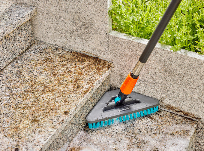 GARDENA Cleansystem Stielbürste hard flex in Schwarz, Türkis, Blau präsentiert im Onlineshop von KAQTU Design AG. Bewässerung ist von GARDENA
