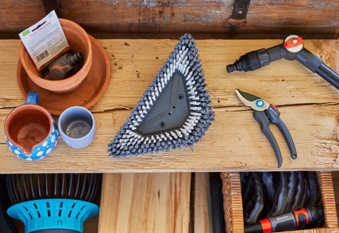 GARDENA Cleansystem Stielbürste hard flex in Schwarz, Türkis, Blau präsentiert im Onlineshop von KAQTU Design AG. Bewässerung ist von GARDENA
