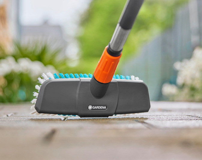 GARDENA Cleansystem Stielbürste hard in Schwarz, Türkis, Blau, Weiss präsentiert im Onlineshop von KAQTU Design AG. Bewässerung ist von GARDENA