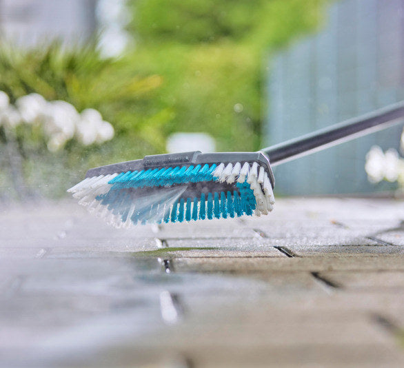 GARDENA Cleansystem Stielbürste hard in Schwarz, Türkis, Blau, Weiss präsentiert im Onlineshop von KAQTU Design AG. Bewässerung ist von GARDENA
