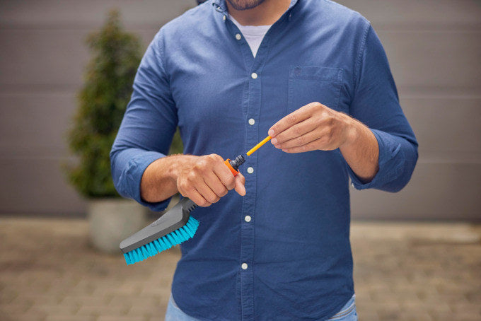 GARDENA Cleansystem Handbürste S hard in Schwarz, Türkis, Blau, Orange präsentiert im Onlineshop von KAQTU Design AG. Bewässerung ist von GARDENA