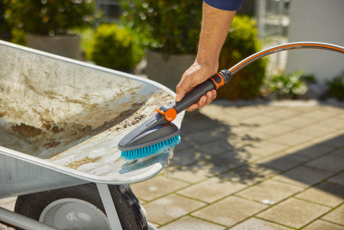 GARDENA Cleansystem Handbürste M hard flex in Schwarz, Türkis, Blau, Orange präsentiert im Onlineshop von KAQTU Design AG. Bewässerung ist von GARDENA