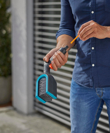 GARDENA Cleansystem Jalousienbürste in Schwarz, Türkis, Blau, Orange präsentiert im Onlineshop von KAQTU Design AG. Bewässerung ist von GARDENA