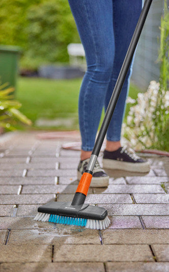 GARDENA Cleansystem Stiel M 150 cm in Schwarz, Orange präsentiert im Onlineshop von KAQTU Design AG. Bewässerung ist von GARDENA