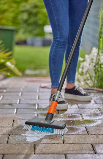 GARDENA Cleansystem Wasch-Set mit Stiel soft in Schwarz, Türkis, Blau, Orange präsentiert im Onlineshop von KAQTU Design AG. Bewässerung ist von GARDENA