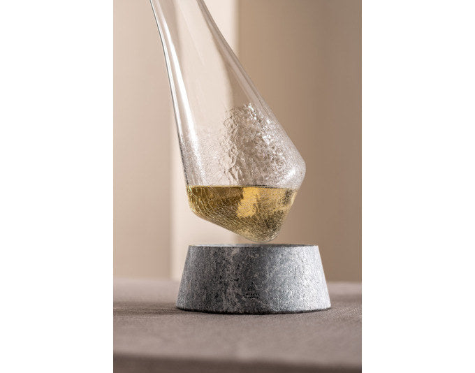 ZWIESEL GLAS Dekanter Symbiosis mit Steinsockel 0.75 l in präsentiert im Onlineshop von KAQTU Design AG. Dekanter ist von ZWIESEL GLAS
