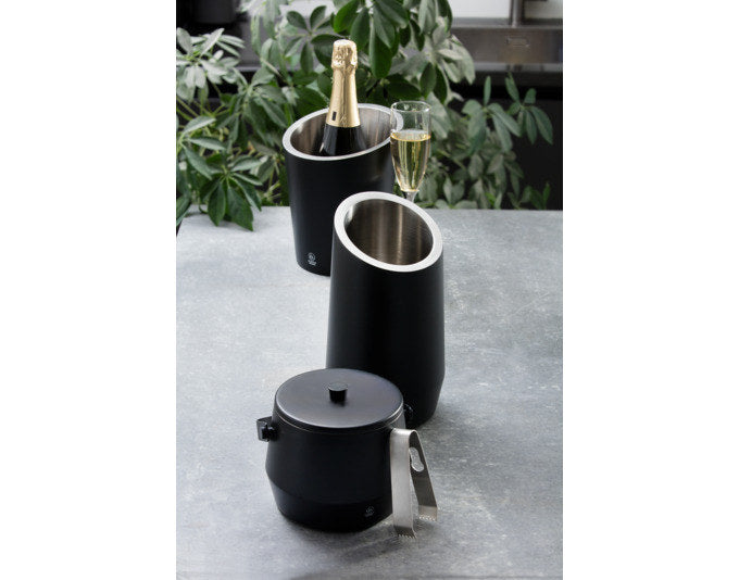 LEOPOLD Eisbehälter mit Deckel und Zange schwarz matt in Schwarz präsentiert im Onlineshop von KAQTU Design AG. Glacézubehör ist von LEOPOLD