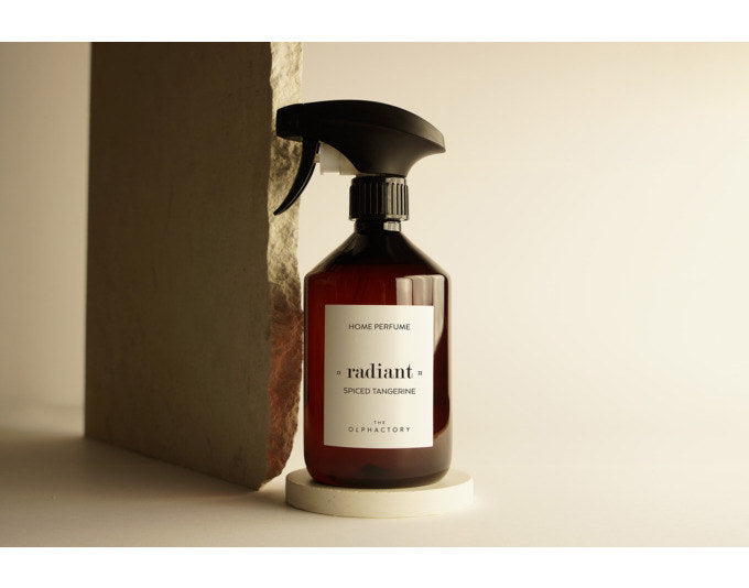 THE OLPHACTORY Raumspray Dark Amber 500 ml in Braun präsentiert im Onlineshop von KAQTU Design AG. Duftöl ist von THE OLPHACTORY