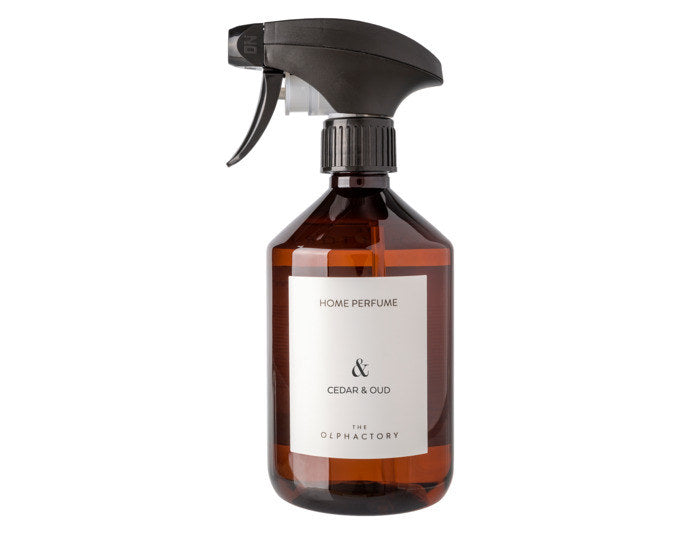 THE OLPHACTORY Raumspray Cedar & Oud 500 ml in Braun präsentiert im Onlineshop von KAQTU Design AG. Duftöl ist von THE OLPHACTORY