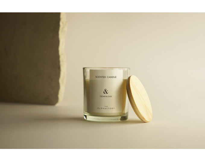 THE OLPHACTORY Duftkerze M Cedar & Oud 200 g 40 h in Braun präsentiert im Onlineshop von KAQTU Design AG. Duftkerze ist von THE OLPHACTORY