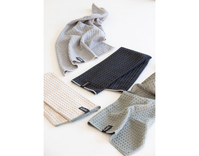Drei taupefarbene Spültücher im Mega Waffle Design, ideal für die Küche, 30x30 cm, von LADELLE, stilvoll und funktional.