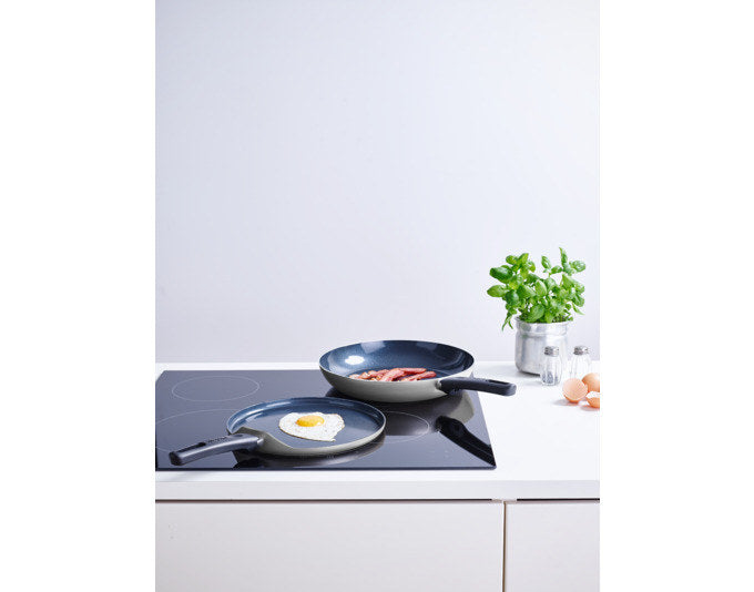 BRABANTIA Bratpfanne Indu+ Recycled ø 24 cm in Light grey, Grau präsentiert im Onlineshop von KAQTU Design AG. Bratpfanne ist von BRABANTIA