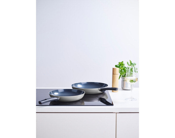 BRABANTIA Bratpfanne Indu+ Recycled ø 30 cm in Light grey, Grau präsentiert im Onlineshop von KAQTU Design AG. Bratpfanne ist von BRABANTIA