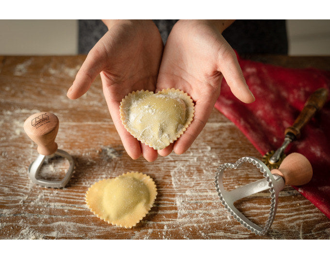 MARCATO Ravioli Stempel mit Holzgriff Herz 8 cm in Silber, Natur, Braun präsentiert im Onlineshop von KAQTU Design AG. Pasta ist von MARCATO