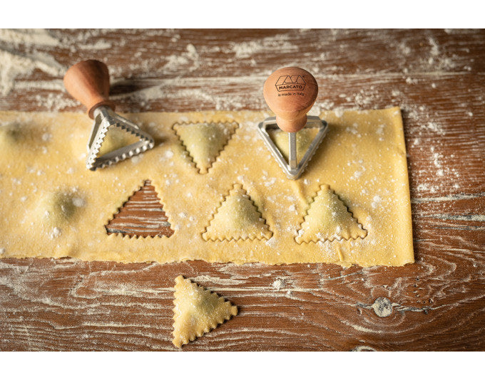 MARCATO Ravioli Stempel mit Holzgriff Dreieck 5.4 cm in Silber, Natur, Braun präsentiert im Onlineshop von KAQTU Design AG. Pasta ist von MARCATO