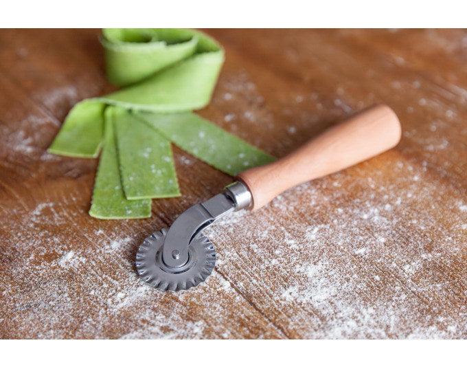 MARCATO Teigrädchen Pasta gezackt mit Holzgriff in präsentiert im Onlineshop von KAQTU Design AG. Backutensilien ist von MARCATO