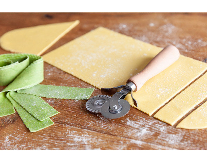 MARCATO Teigrädchen Pasta doppelt glatt/gezackt mit Holzgriff in präsentiert im Onlineshop von KAQTU Design AG. Backutensilien ist von MARCATO