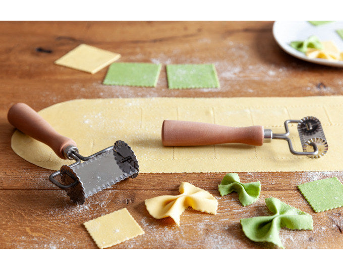 MARCATO Teigrädchen Pasta eckig gezackt mit Holzgriff 6 cm in präsentiert im Onlineshop von KAQTU Design AG. Backutensilien ist von MARCATO