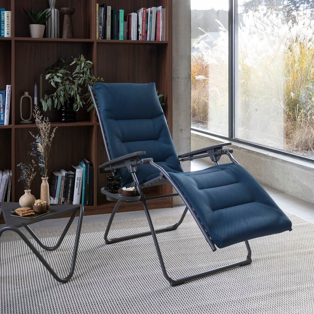 LAFUMA Relaxsessel Evolution BeComfort® bleu encre Gestell titane in Bleu encre, Blau, Titane, Grau präsentiert im Onlineshop von KAQTU Design AG. Liegestuhl ist von LAFUMA