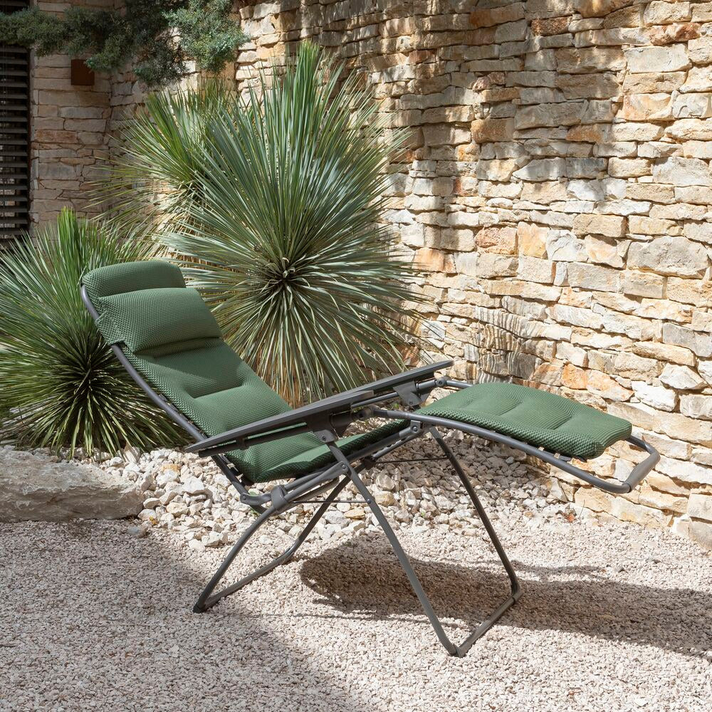 LAFUMA Relaxsessel Futura BeComfort® olive Gestell titane in Olive, Grün, Titane, Grau präsentiert im Onlineshop von KAQTU Design AG. Liegestuhl ist von LAFUMA
