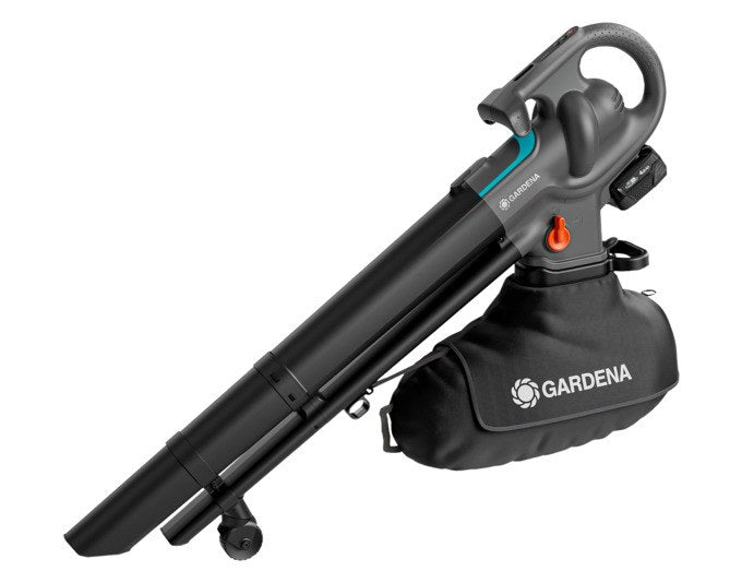 GARDENA Akku-Gebläse-Sauger PowerJetCollect in Schwarz mit 18V-Akku, Ladegerät und Metallrotor, freigestellt auf weissem Hintergrund.