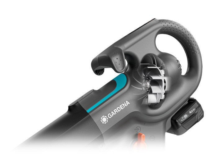 GARDENA Akku-Gebläse-Sauger PowerJetCollect in Schwarz mit 18V-Akku, Ladegerät und Metallrotor, freigestellt auf weissem Hintergrund.