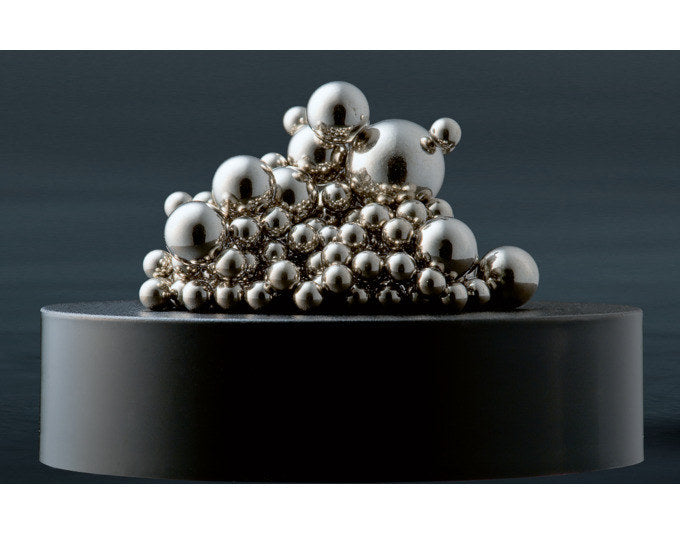 PHILIPPI Stresskiller Malo Sockel magnetisch mit 200 Stahlkugeln 9x7x2 cm in Schwarz, Chrom, Silber präsentiert im Onlineshop von KAQTU Design AG. Bürozubehör ist von PHILIPPI
