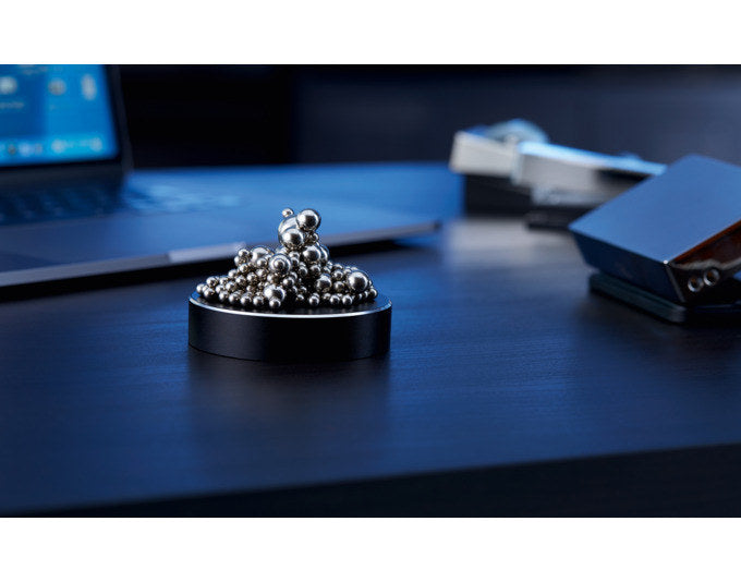PHILIPPI Stresskiller Malo Luxury Version Sockel magnetisch mit 200 Stahlkugeln ø 8x2 cm in Chrom, Silber, Schwarz präsentiert im Onlineshop von KAQTU Design AG. Bürozubehör ist von PHILIPPI