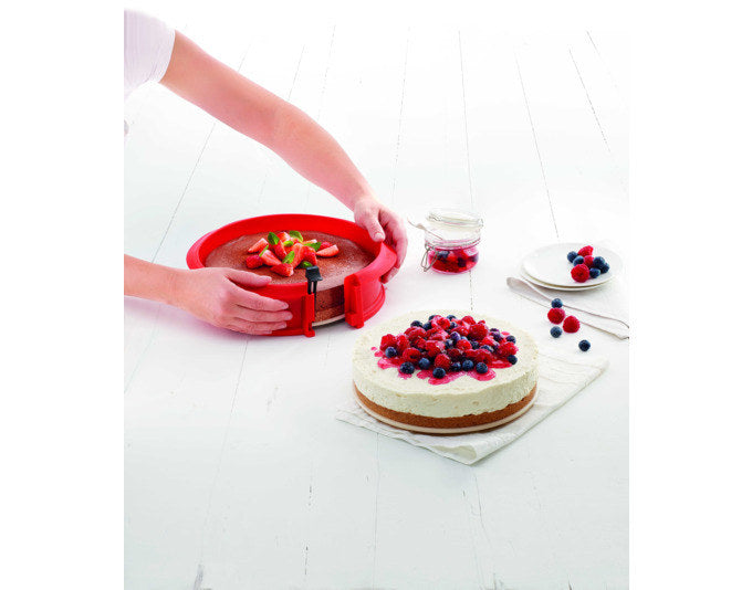 LÉKUÉ Springform mit Keramikplatte ø 23 cm in Rot präsentiert im Onlineshop von KAQTU Design AG. Springformen ist von LEKUE