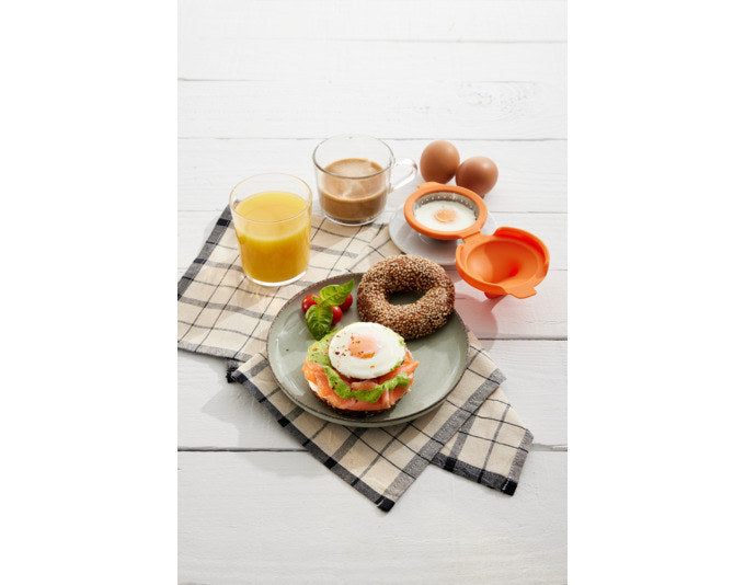 LÉKUÉ Eier Pochierer 2 Stück Silikon/Inox orange in Orange präsentiert im Onlineshop von KAQTU Design AG. Küchenhelfer ist von LEKUE