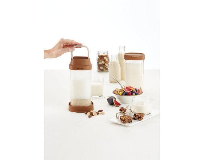 LÉKUÉ Pflanzenmilchbereiter Veggie Drinks Maker 1 l in Transparent, Braun präsentiert im Onlineshop von KAQTU Design AG. Küchenhelfer ist von LEKUE