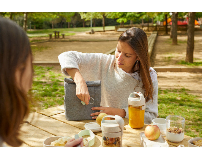 LÉKUÉ Lunchtasche isoliert To Go Organic 23x18.5 cm grau in Grau präsentiert im Onlineshop von KAQTU Design AG. Kühltasche ist von LEKUE