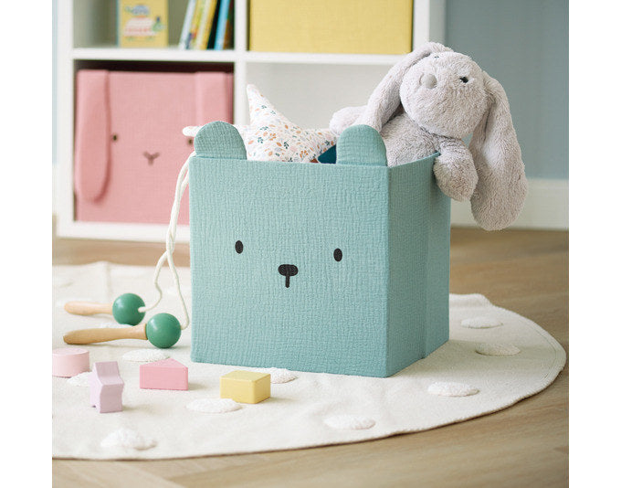 ZELLER Aufbewahrungsbox Bär mint Musselin 28x28x28 cm in Mint, Grün präsentiert im Onlineshop von KAQTU Design AG. Aufbewahrungsboxen ist von ZELLER PRESENT