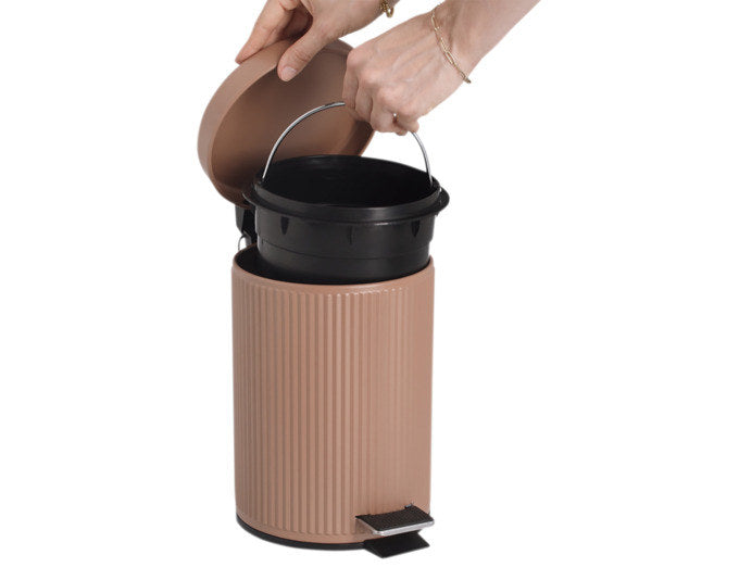 ZELLER Treteimer Metall mocca 3 l ø 17x26 cm in Mocca, Braun präsentiert im Onlineshop von KAQTU Design AG. Treteimer ist von ZELLER PRESENT